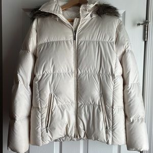 Off-white Columbia puffer jacket with hood. Size Medium